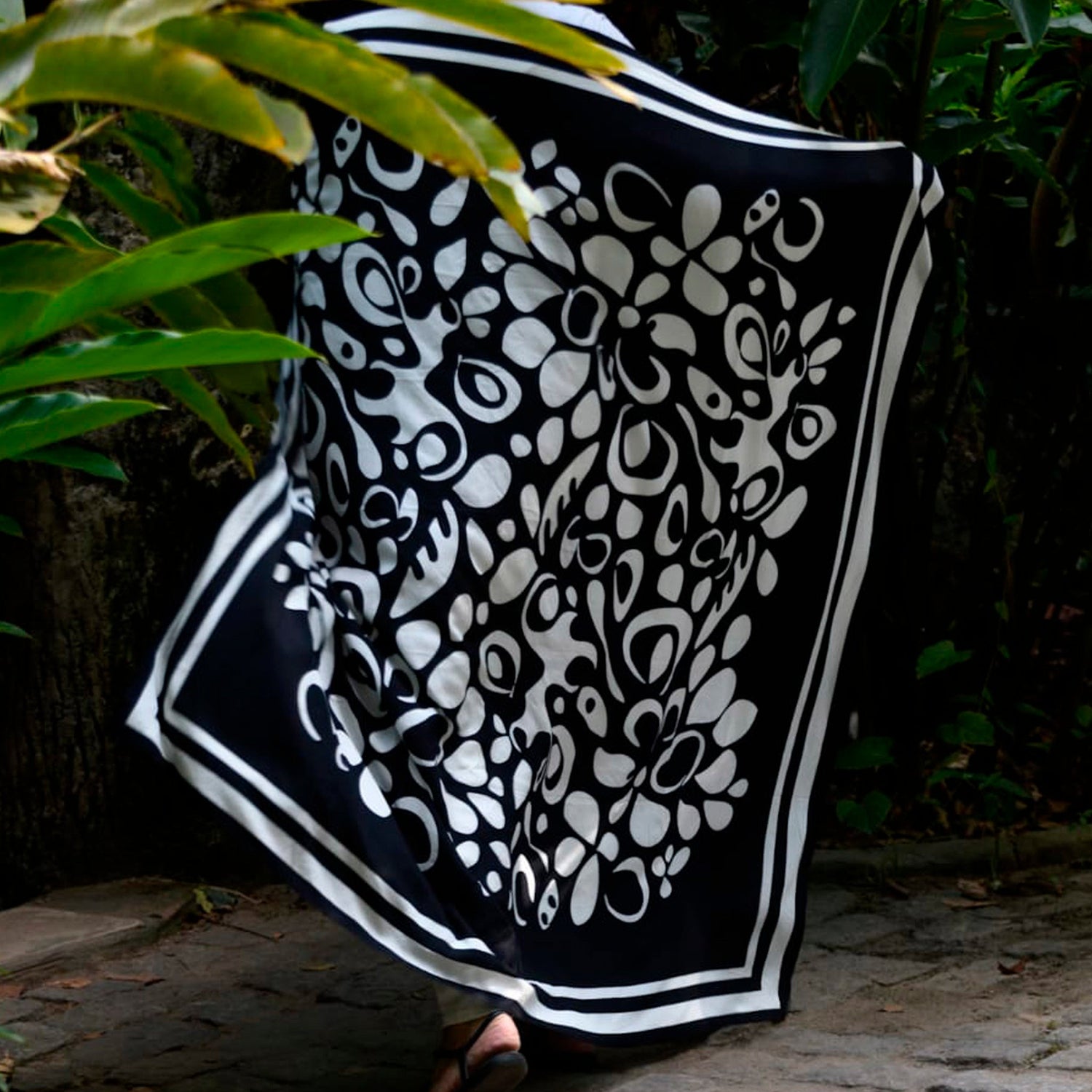 Pareô estampa Jasmim off-white — coleção Lenços