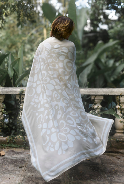 Pareô estampa Jasmim off-white vestido por modelo