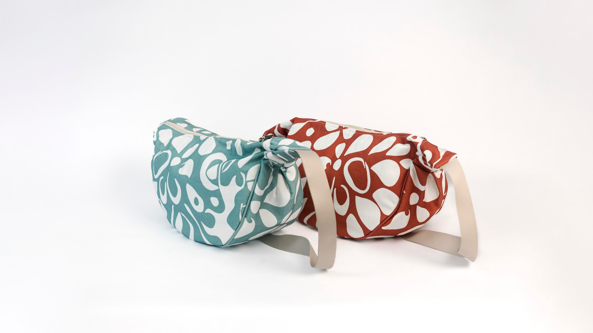 Duas bolsas crossbody com estampas autorais Caroline Sawyer