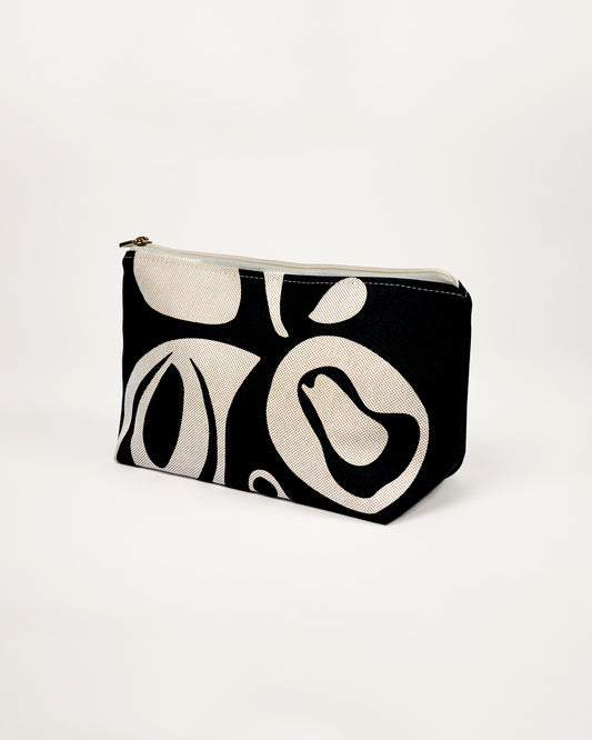 Nécessaire clutch média, estampa Flora em linhão sobre fundo preto