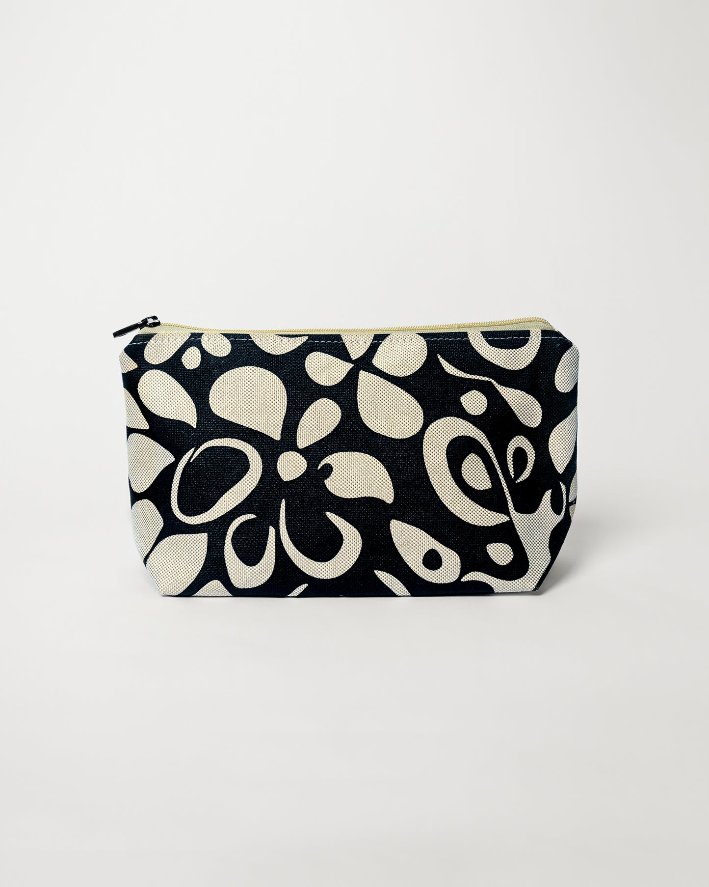Nécessaire clutch média, estampa Jasmim em linhão sobre fundo preto