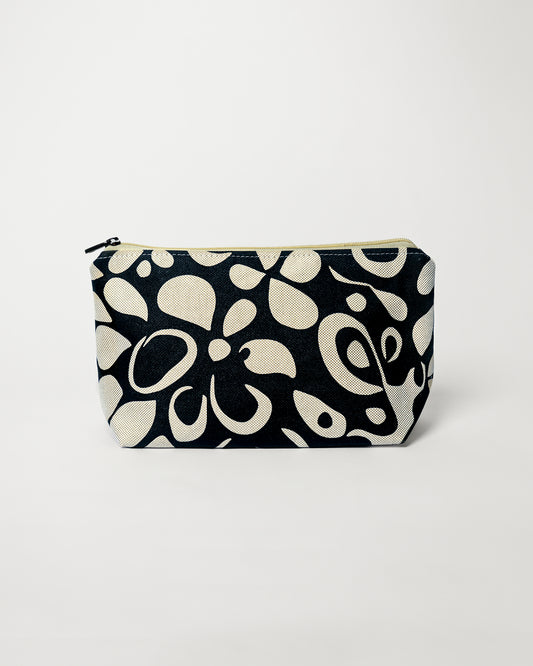 Nécessaire clutch média, estampa Jasmim em linhão sobre fundo preto