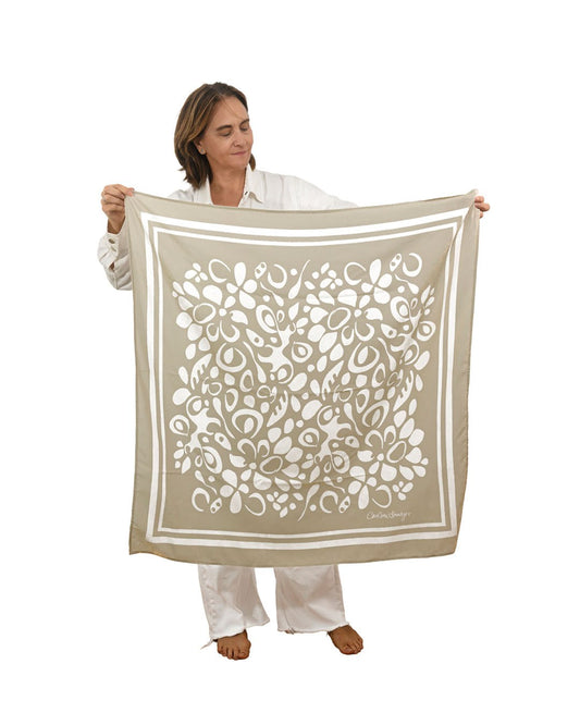 Foulard estampa Jasmim off-white 100x100cm segurado por modelo — Caroline Sawyer