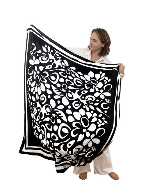 Pareô estampa Jasmim preto 145x145cm segurado por modelo — Caroline Sawyer