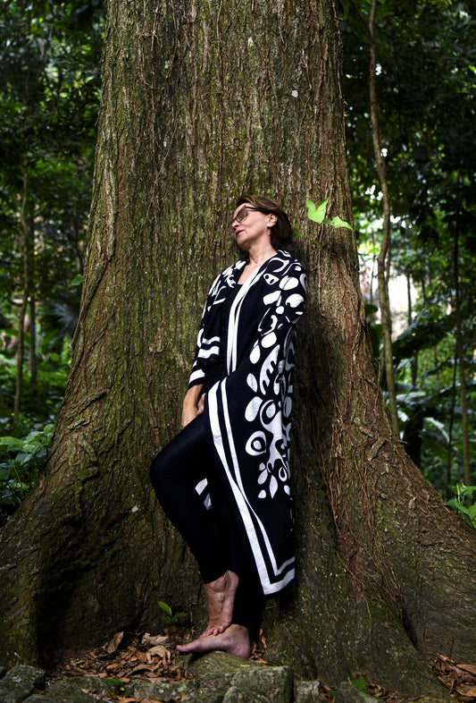 Pareô estampa Jasmim preto vestido por modelo no Jardim Botânico